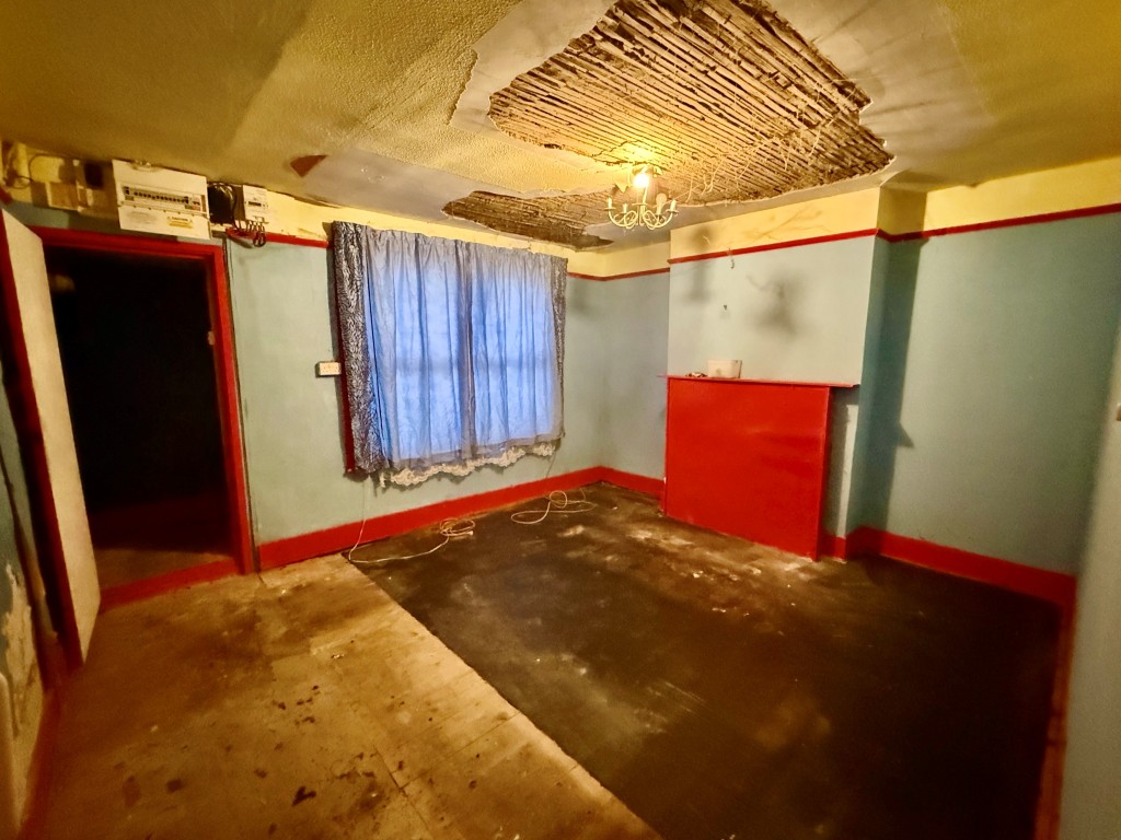 Lot: 40 - THREE STOREY HOUSE WITH POTENTIAL FOR SUB-DIVISION - Lower ground floor bedroom/living room